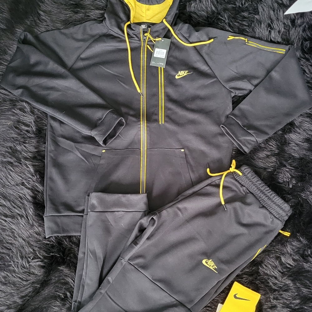 Men's Nike tech sweatsuit tracksuit. No longer has tags wore once